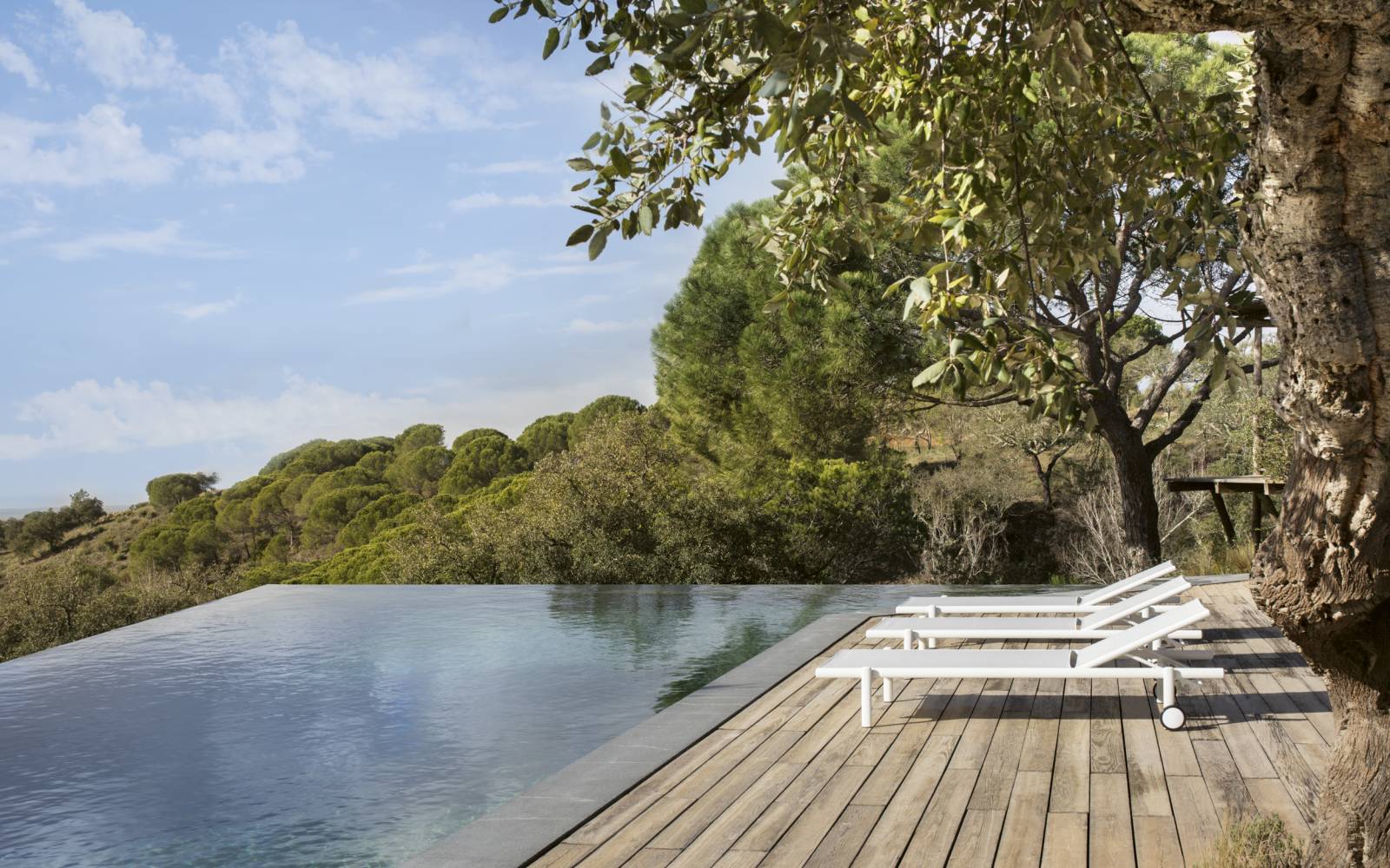 Bain de soleil avec structure arrondie, en aluminium, au design élégant et à roulettes, collection Up par EXPORMIM à Cannes