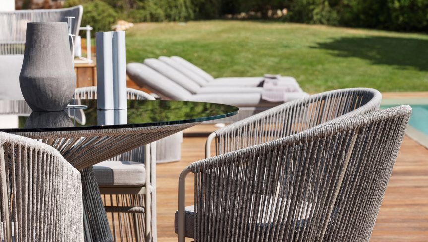 Zoom sur le plateau de la table ronde avec tressage en fibres synthétiques de la collection Tibidabo à Antibes