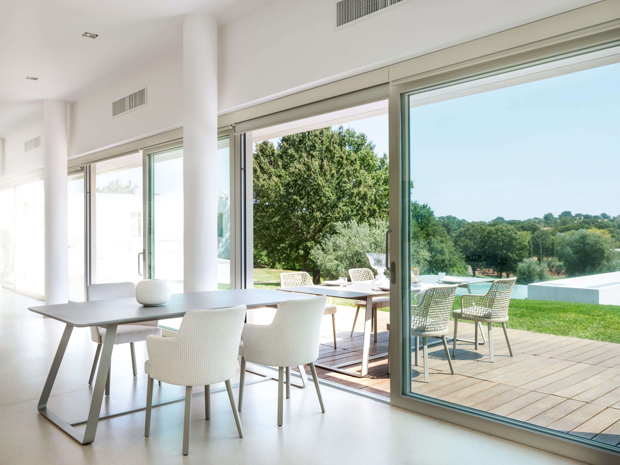 Fauteuil de repas design avec le dossier en cordes tressées collection Emma par Varaschin