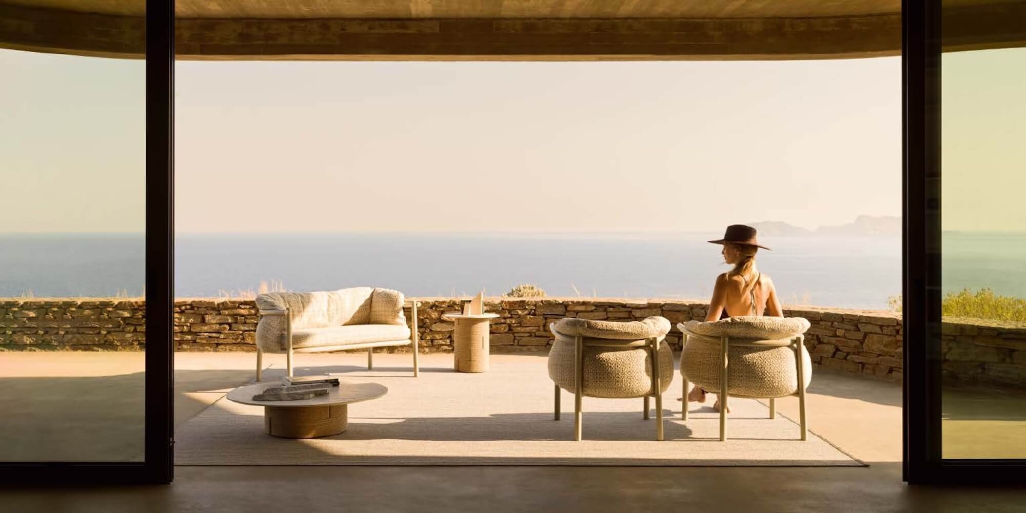Salon extérieure avec les fauteuils et canapé Allegra, avec des coussins très confortable à Antibes 