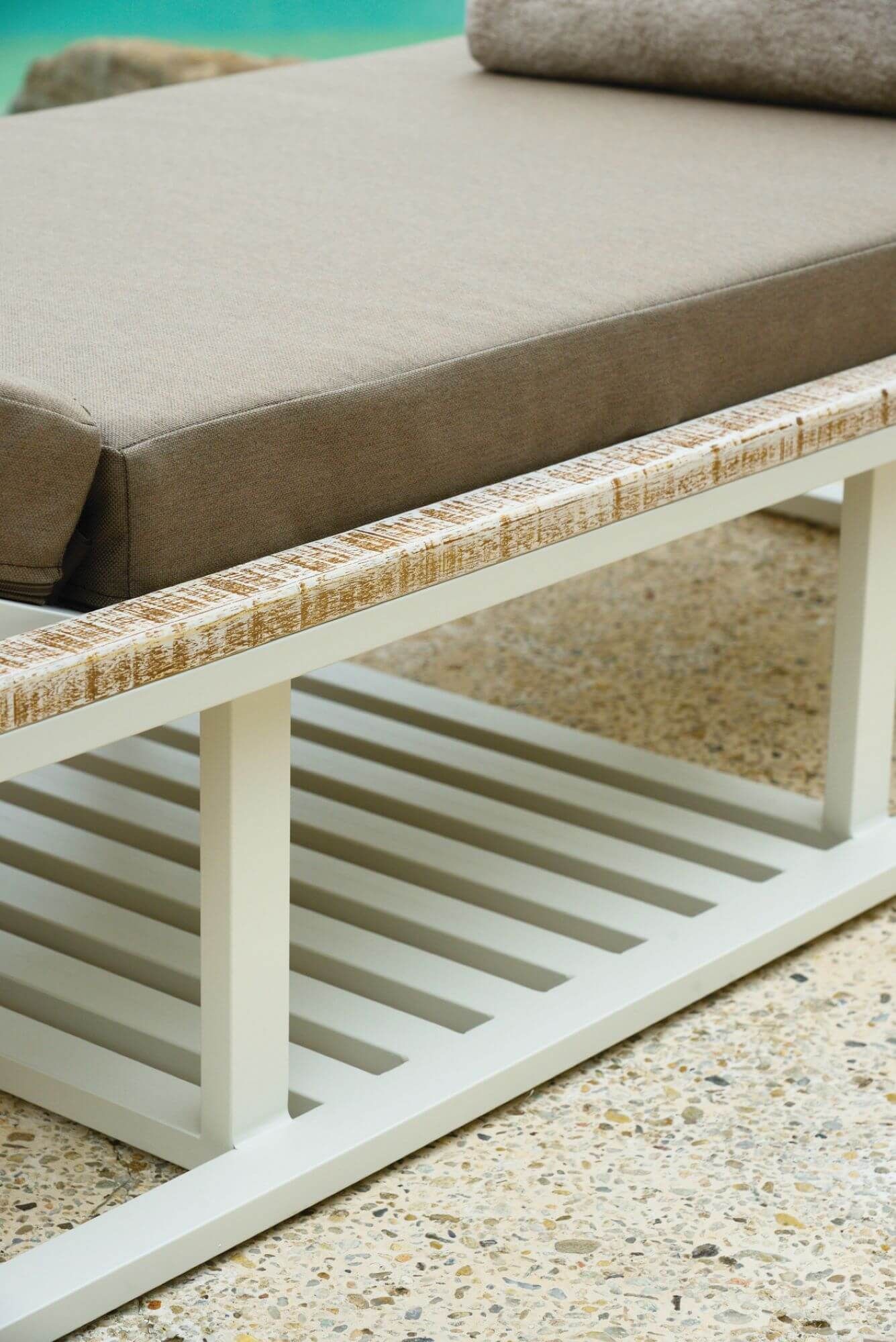 Détails en bois du transat Daytona par 10Deka à Nice