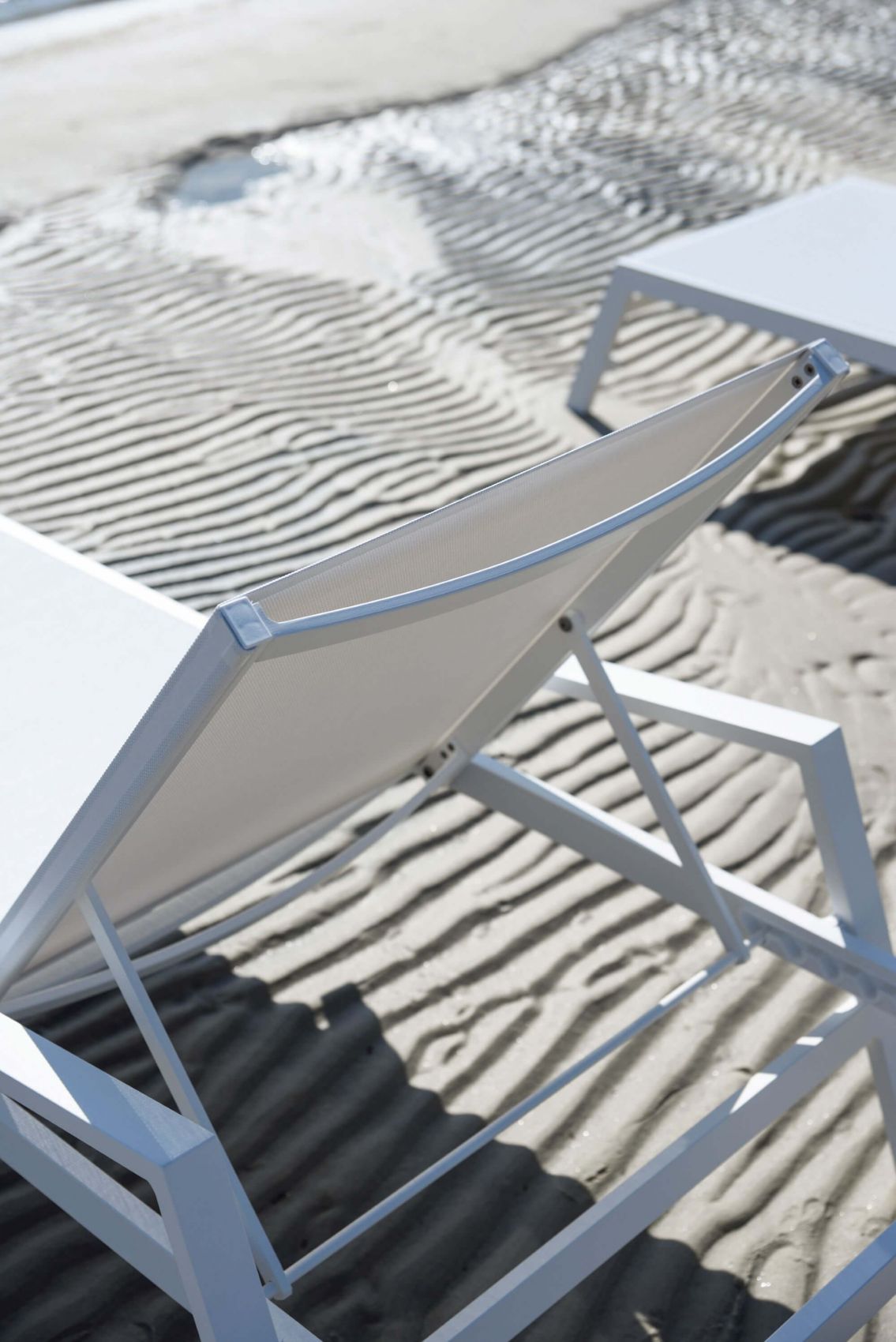 Détails du transat Pulvis en aluminium thermolaqué à Nice