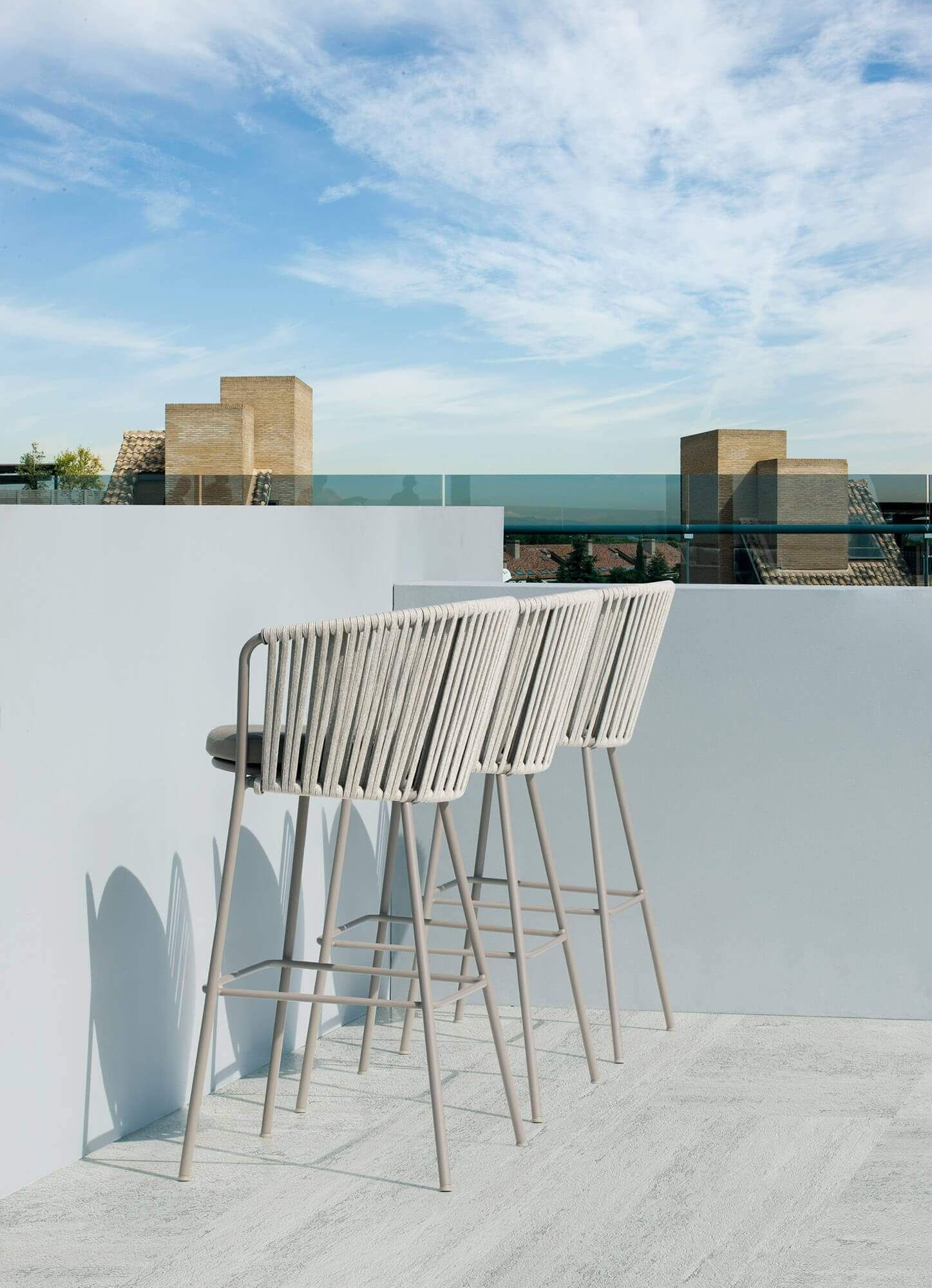 Tabouret du bar en cordes synthétiques avec accoudoirs collection Daisy Rope par Vermobil à Cannes