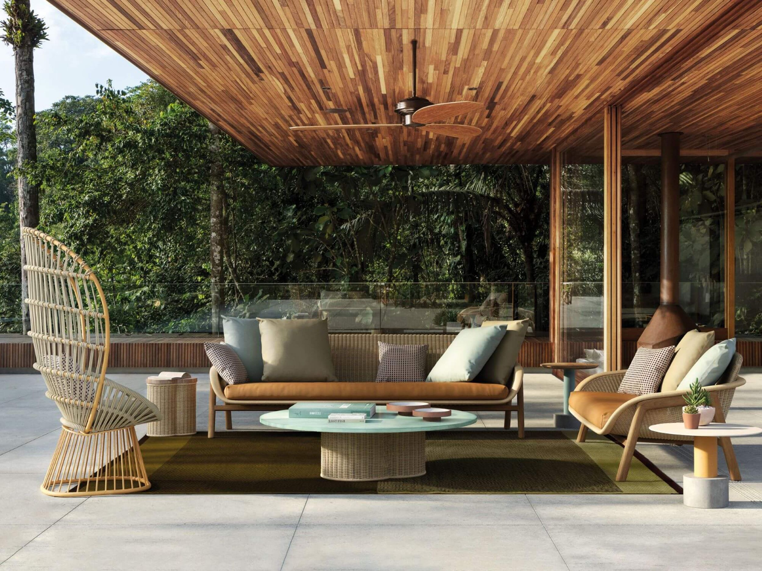 Salon de jardin en teck avec une coque tressée collection Vimini par Kettal à Paris