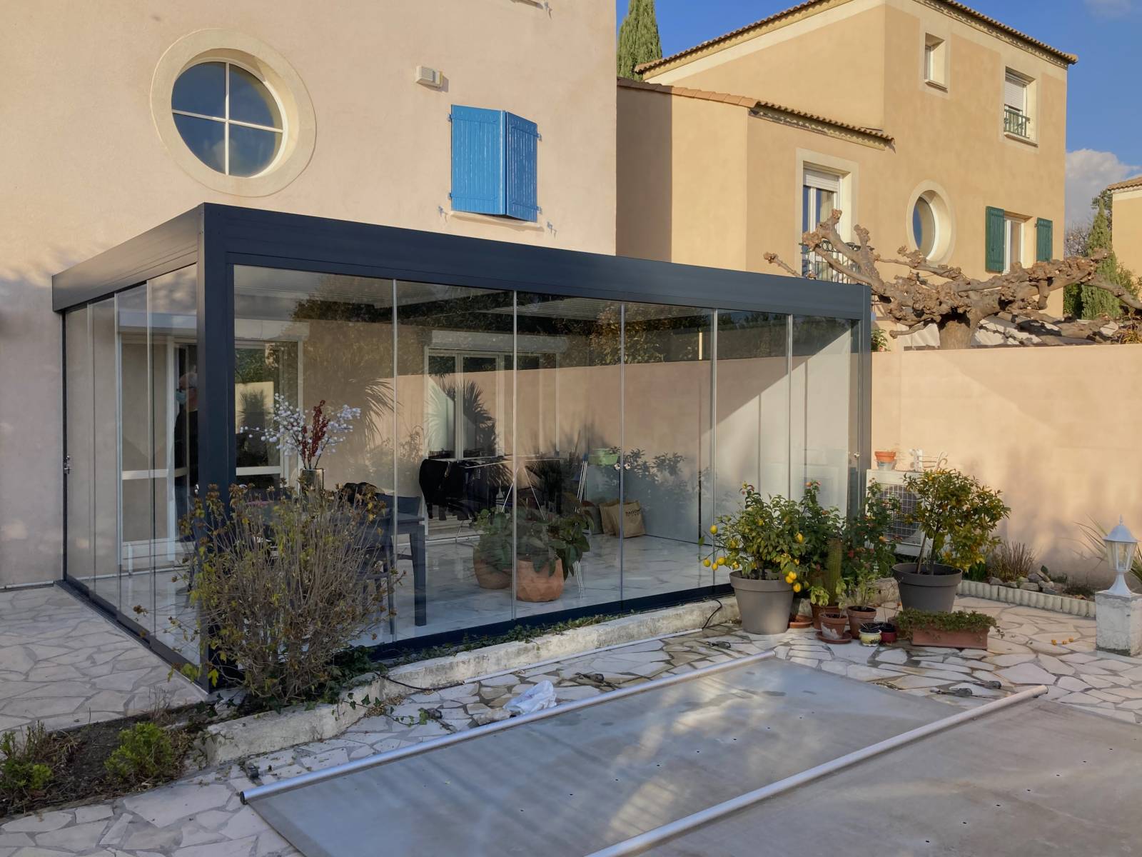Portes coulissantes en verre de la pergola bioclimatique par MOOD DESIGN à Biarritz