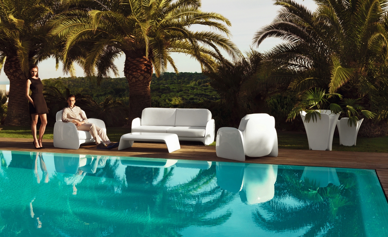 Salon de jardin blanc laqué de la collection Pezzettina par Vondom à Nice