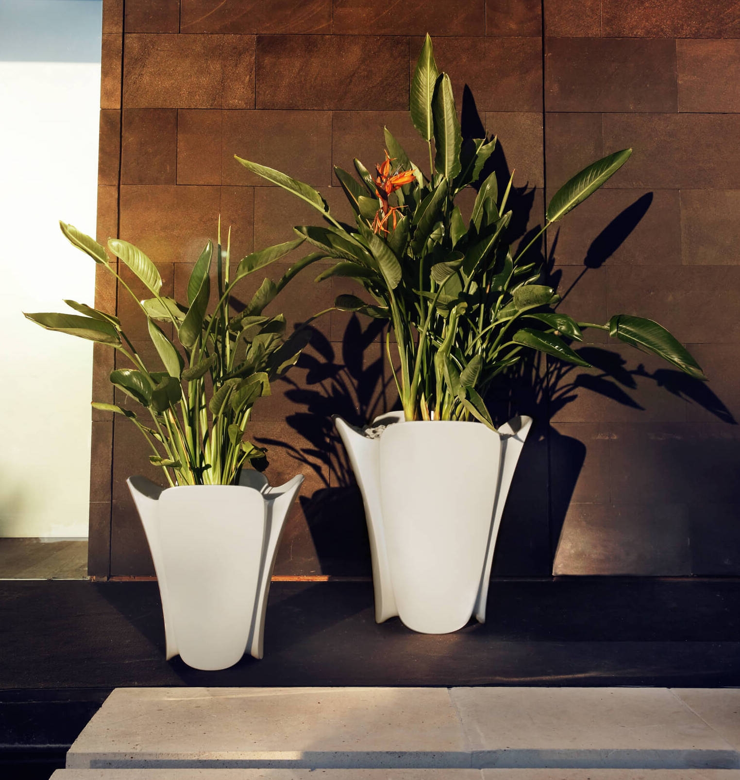 Deux vases de la collection Pezzettina par Vondom à Cannes