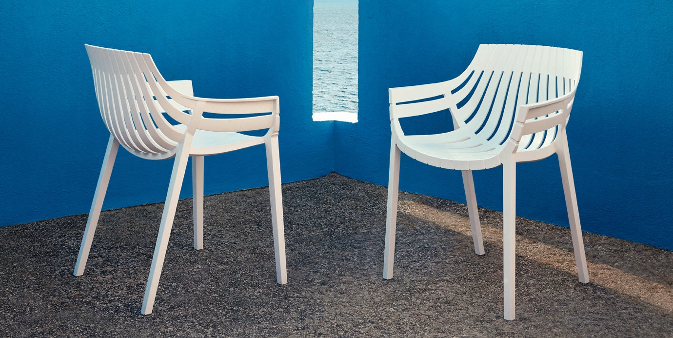 Chaises blanches avec accoudoirs de la collection Spritz par Vondom à Nice