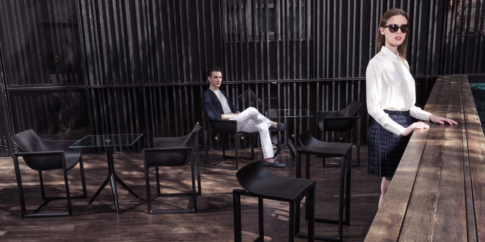 Fauteuil de repas et tabouret de la collection Wall Street par Vondom à Cannes