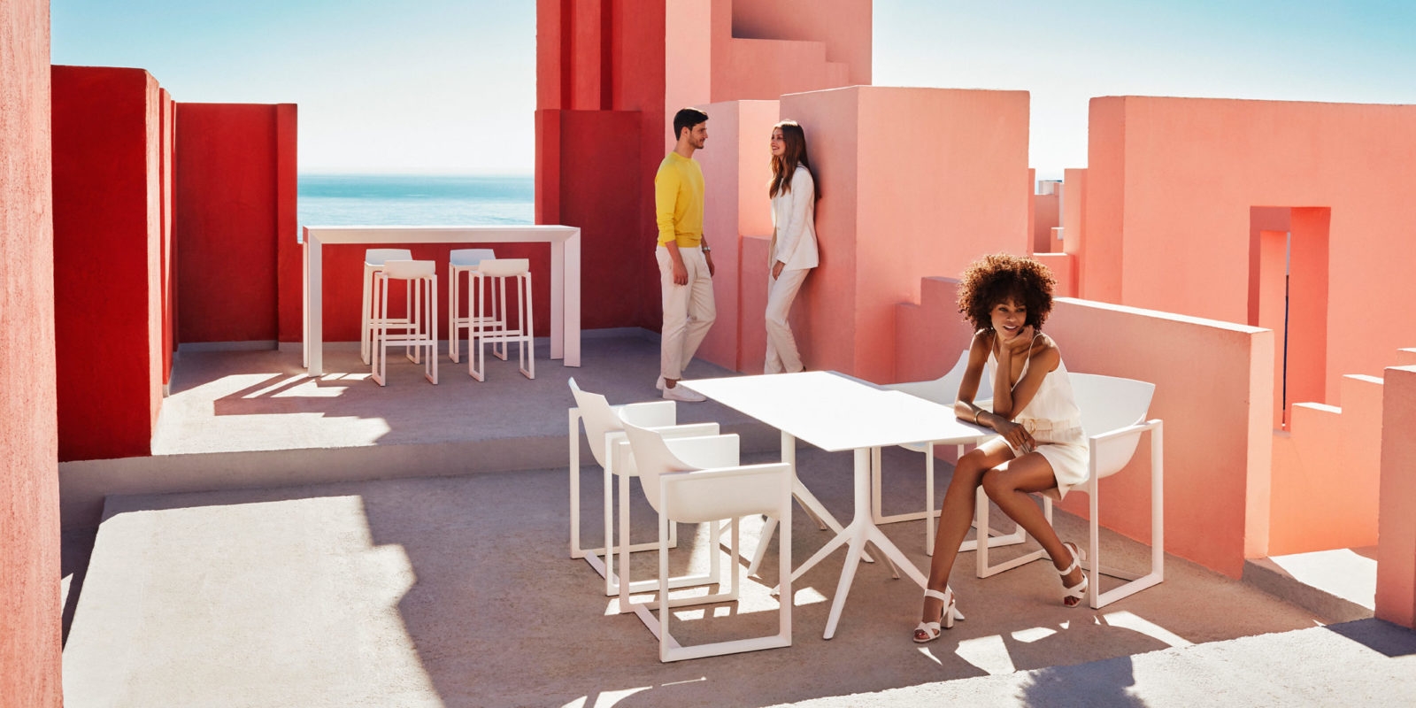Ensemble de repas avec chaise Wall Street blanche par Vondom à Cannes