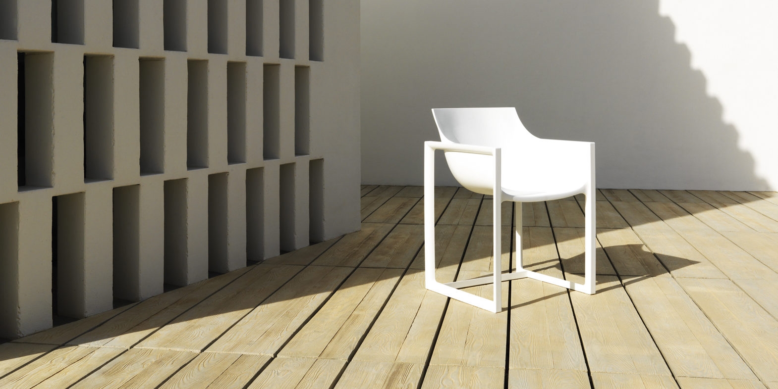 Chaise blanche de la collection Wall Street par Vondom à Cannes