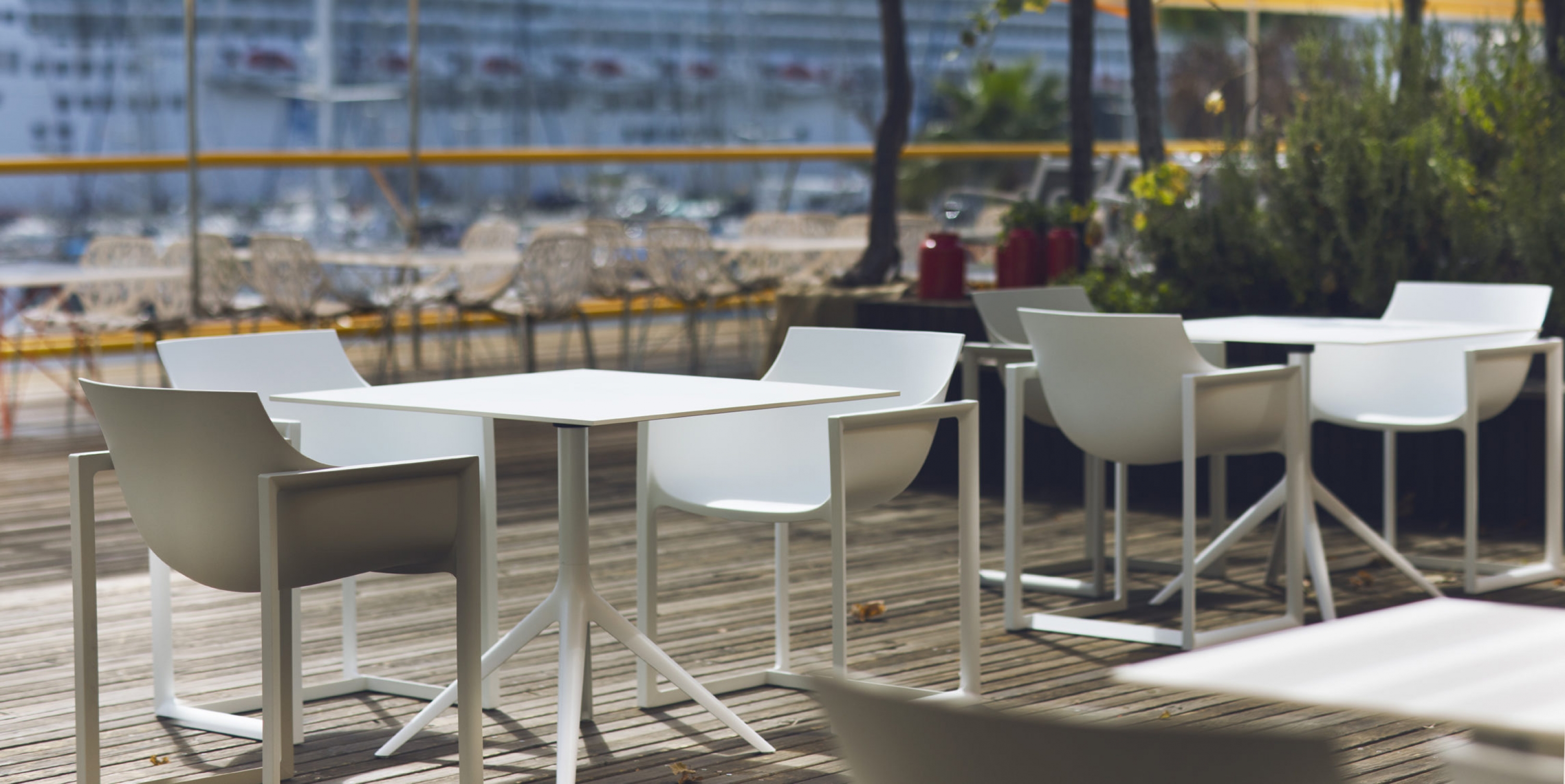 Ensemble de repas avec chaises de la collection Wall Street par Vondom à Cannes