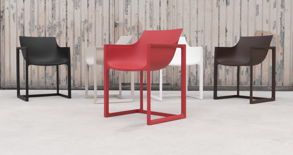 Chaises de repas rouge, blanche, noire et marron par Vondom à Cannes