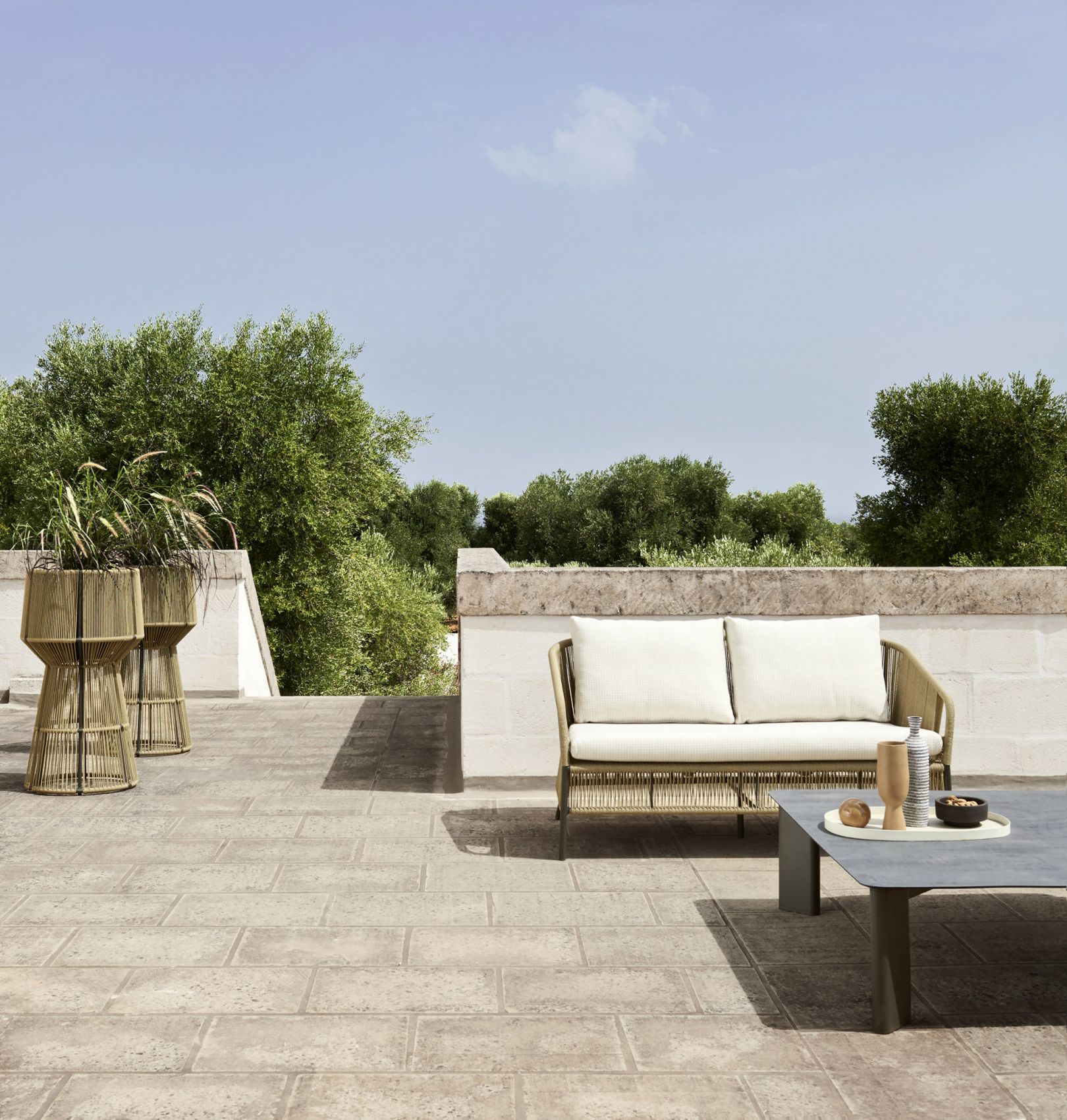 Canapé 2 places avec revêtement tissage naturel de la collection Cricket par Varaschin à Marseille