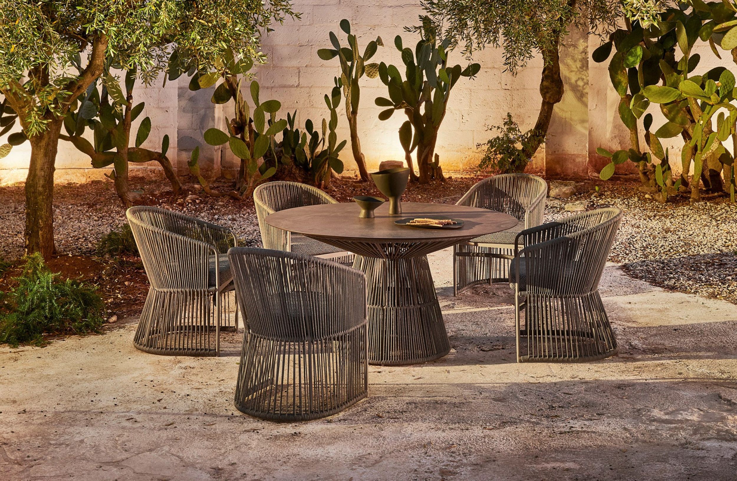 Table de repas ronde avec pied central et revêtement en tressage de fibres synthétiques à Fréjus