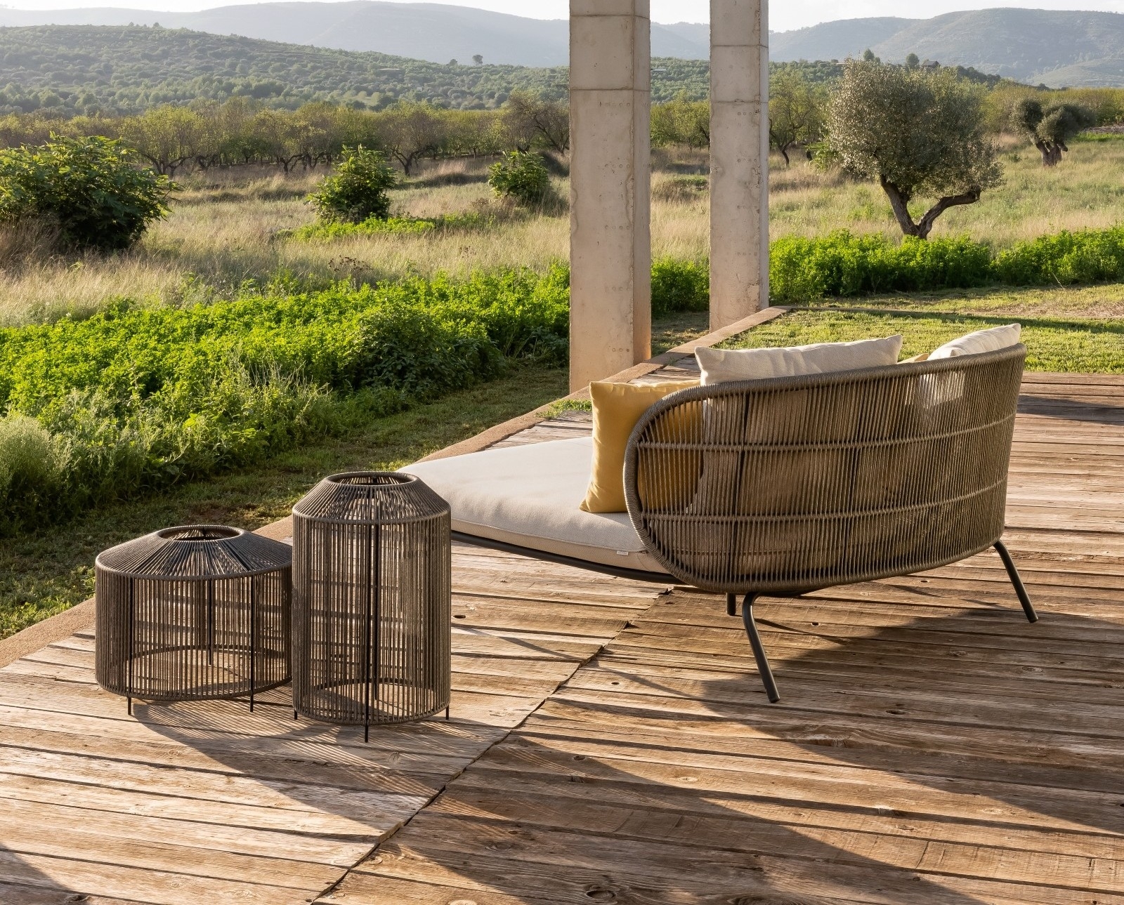 Daybed généreux, avec dossier en cordes, coussins confortables et silhouette accueillante, collection Kodo par Vincent Sheppard