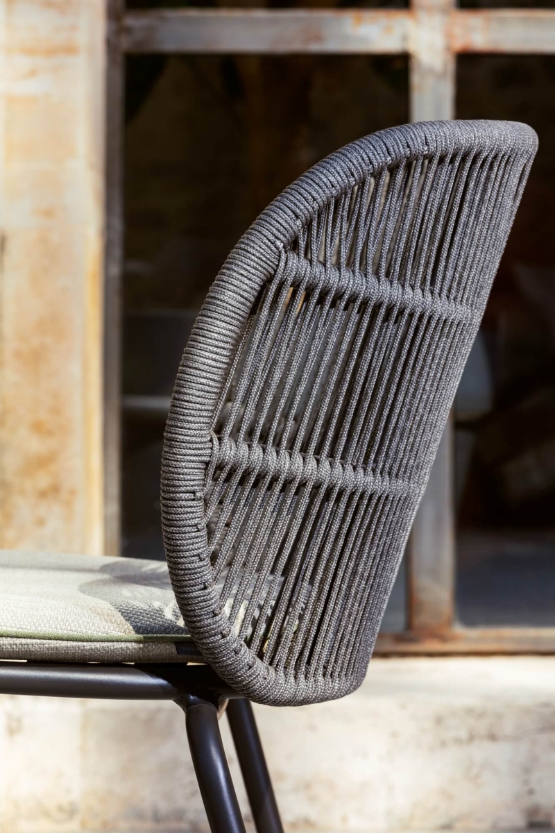 Chaise de repas empilable avec dossier arrondi en cordes et courbes élégantes, collection Kodo par Vincent Sheppard