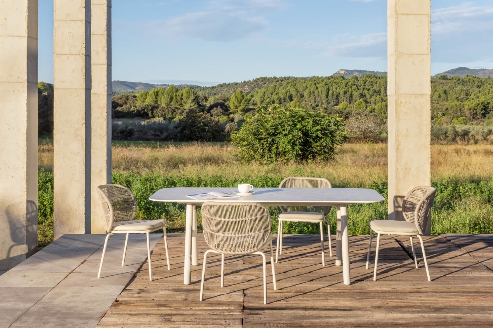 Chaise de repas empilable avec dossier arrondi en cordes et courbes élégantes, collection Kodo par Vincent Sheppard