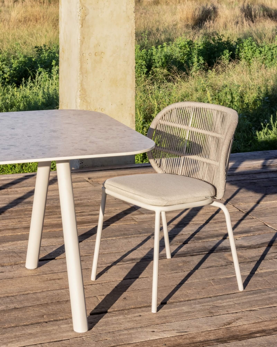 Chaise de repas empilable avec dossier arrondi en cordes et courbes élégantes, collection Kodo par Vincent Sheppard