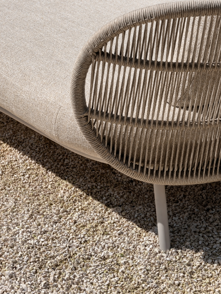 Daybed généreux, avec dossier en cordes, coussins confortables et silhouette accueillante, collection Kodo par Vincent Sheppard