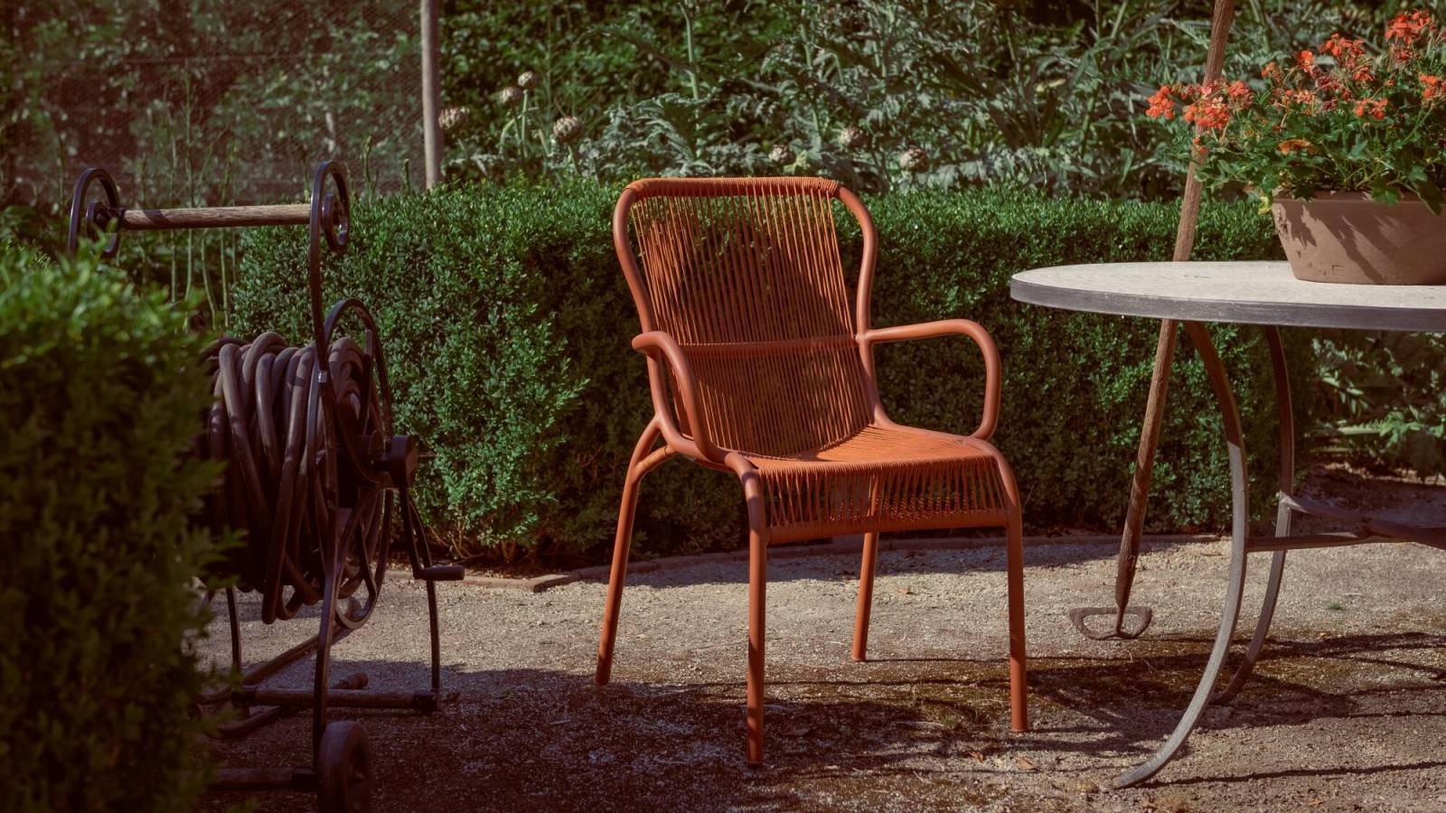 Fauteuil de repas d'extérieur en aluminium et cordes, léger et empilable, collection Loop par Vincent Sheppard