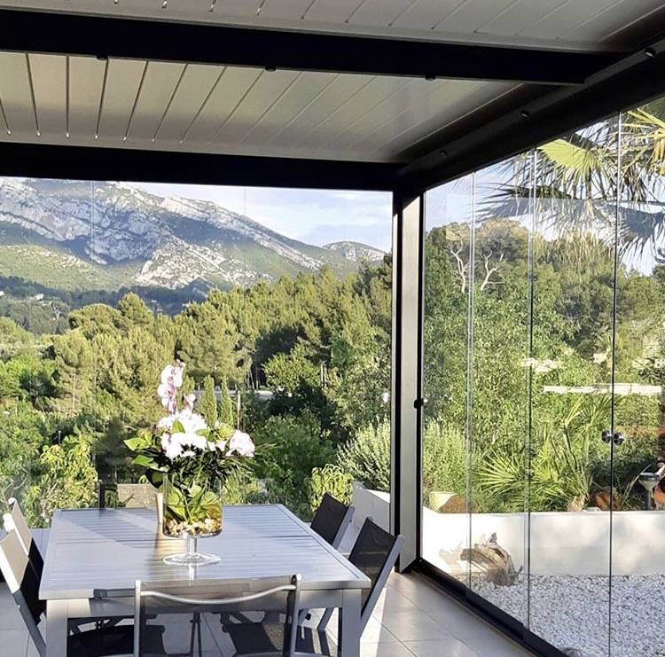 Vue panoramique depuis la pergola aux portes vitrées coulissantes par MOOD DESIGN à Toulon