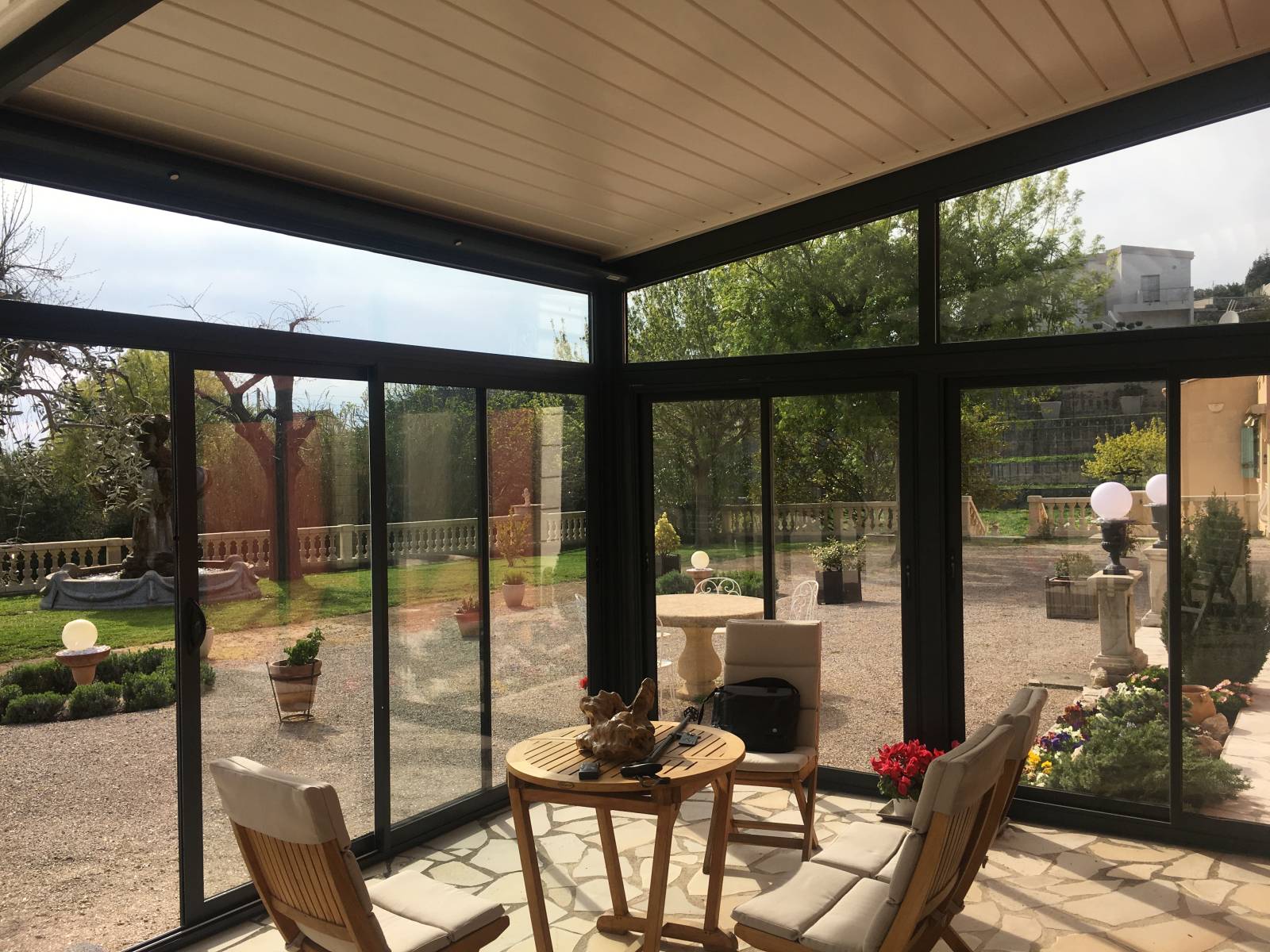 Pergola bioclimatique design, avec portes vitrées coulissantes par MOOD DESIGN à Monaco 