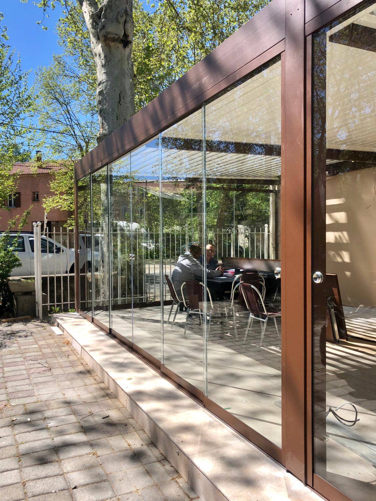 Pergola design avec portes vitrées coulissantes par MOOD DESIGN à Antibes