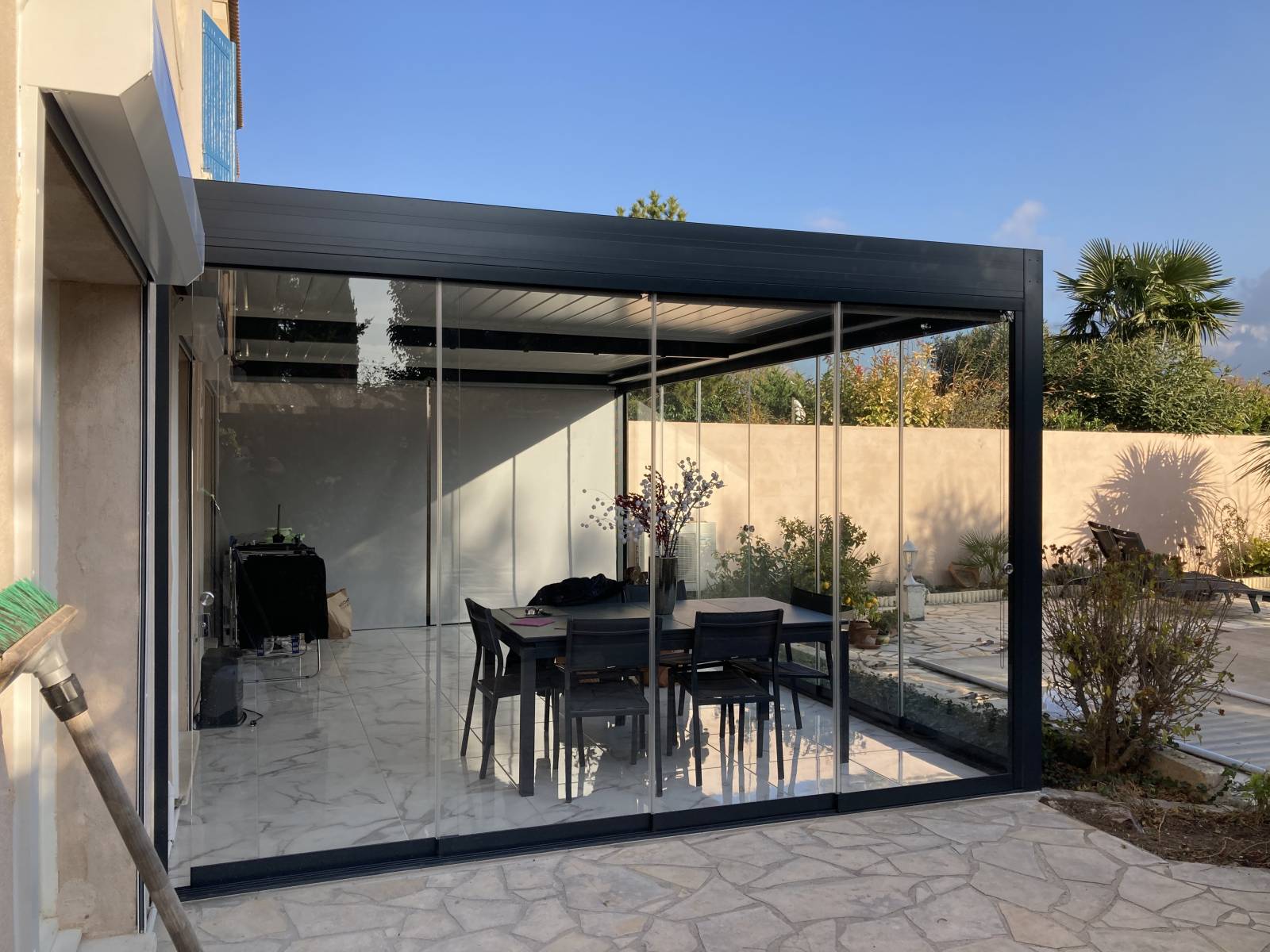 Pergola bioclimatique design, avec portes vitrées coulissantes par MOOD DESIGN à La Rochelle 