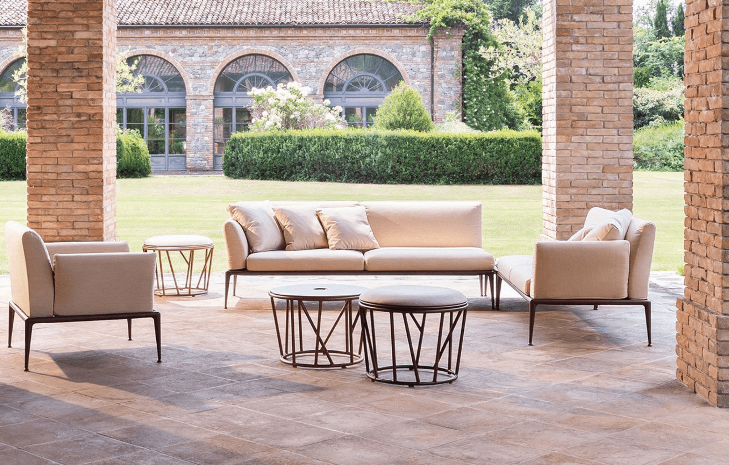 Ensemble avec tables basses de la collection Wild par Fast à Marseille