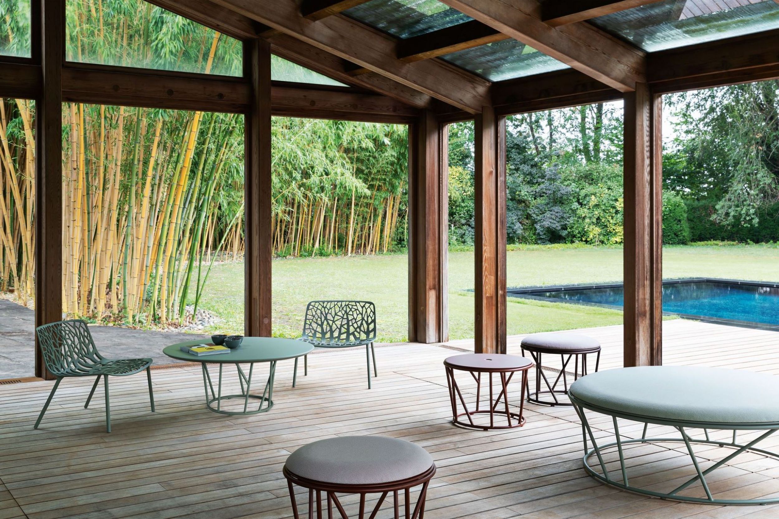 Ensemble d'extérieur avec table avec pieds motifs design à Nantes
