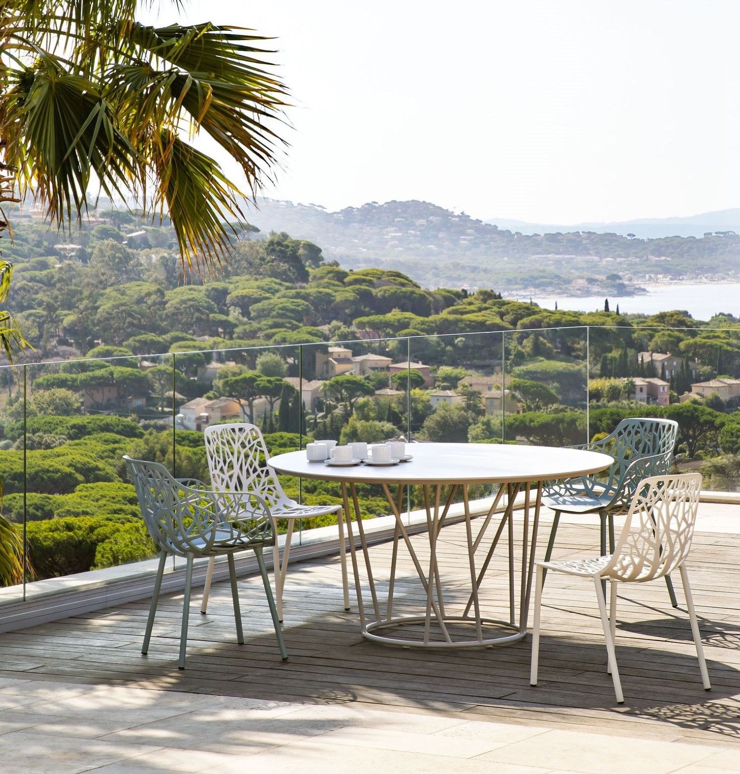 Table ronde collection Wild par Fast avec pieds rappelant la forêt à Marseille