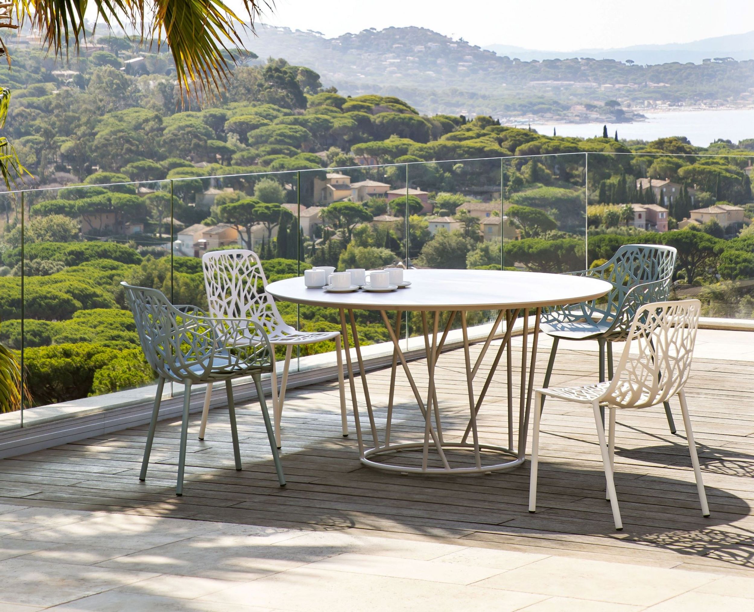 Table ronde collection Wild par Fast avec pieds rappelant la forêt à Marseille