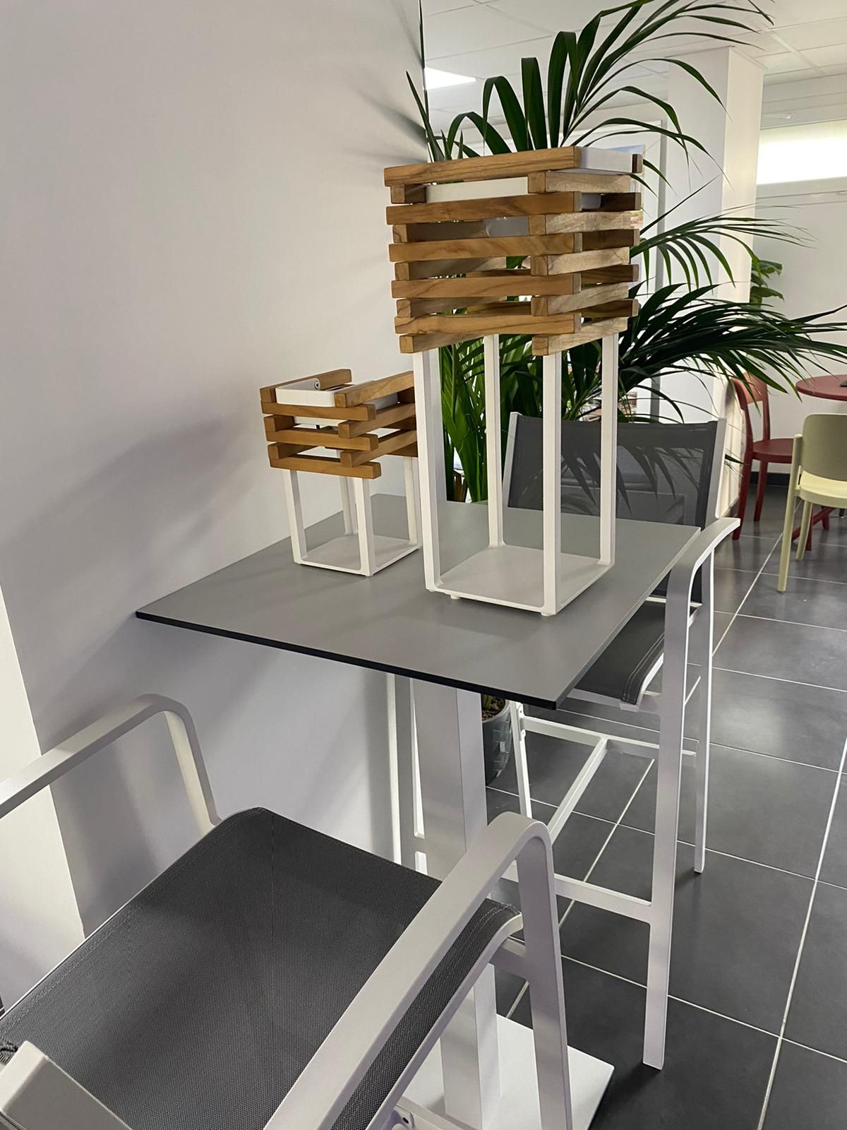 Ensemble de lampe d'extérieur en teck collection Bloc par Sélection à Biarritz