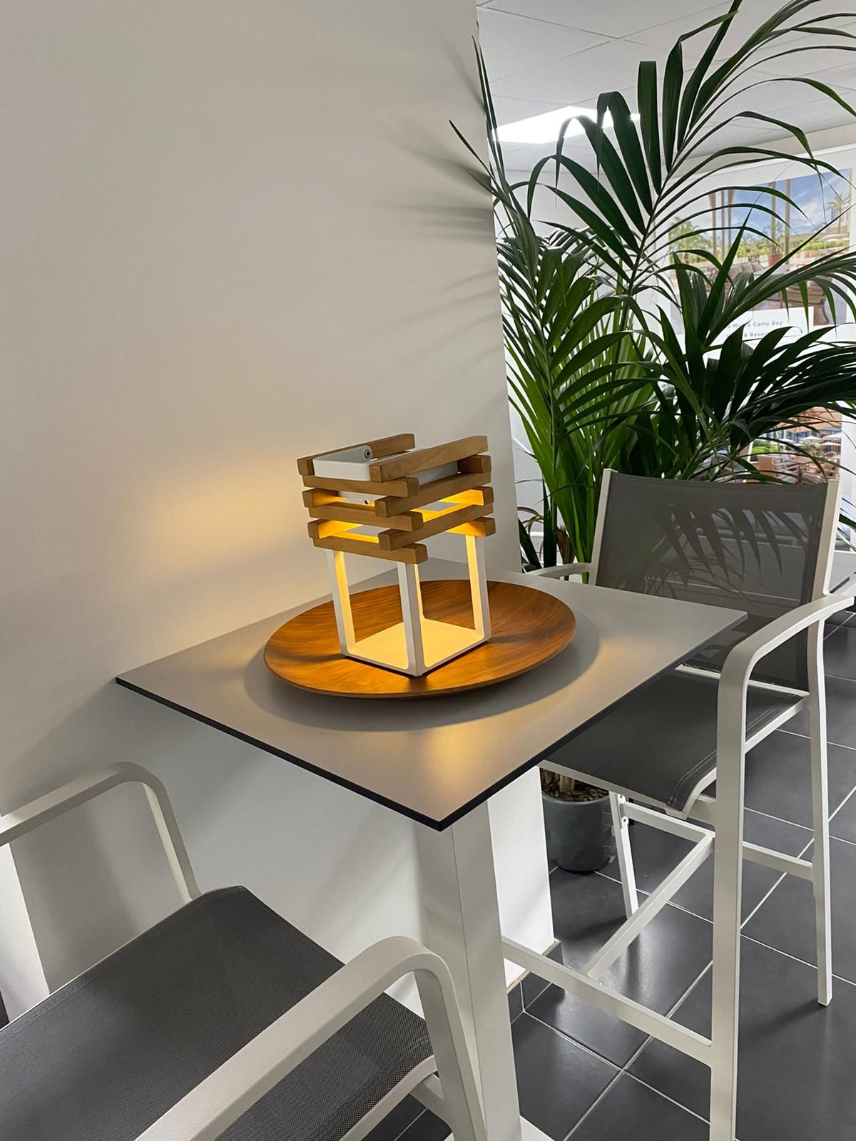 Petite lampe de table en teck à énergie solaire à Aix