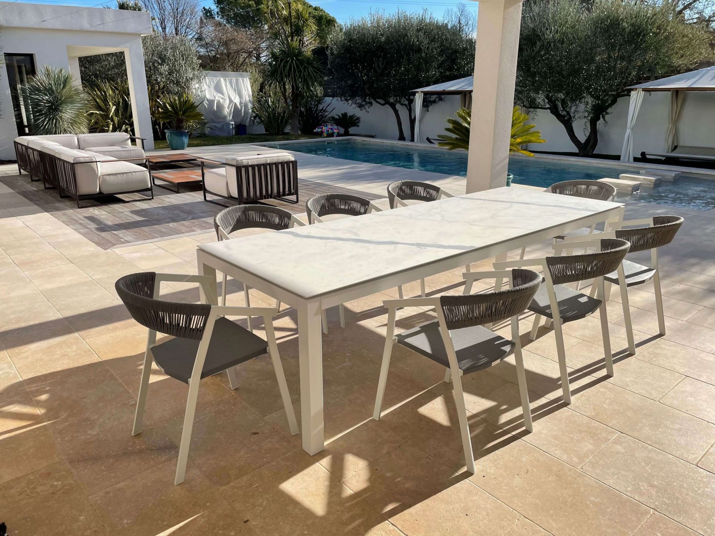 Réalisation chez un particulier de la Table design de jardin en aluminium et en thermo laqué à Paris