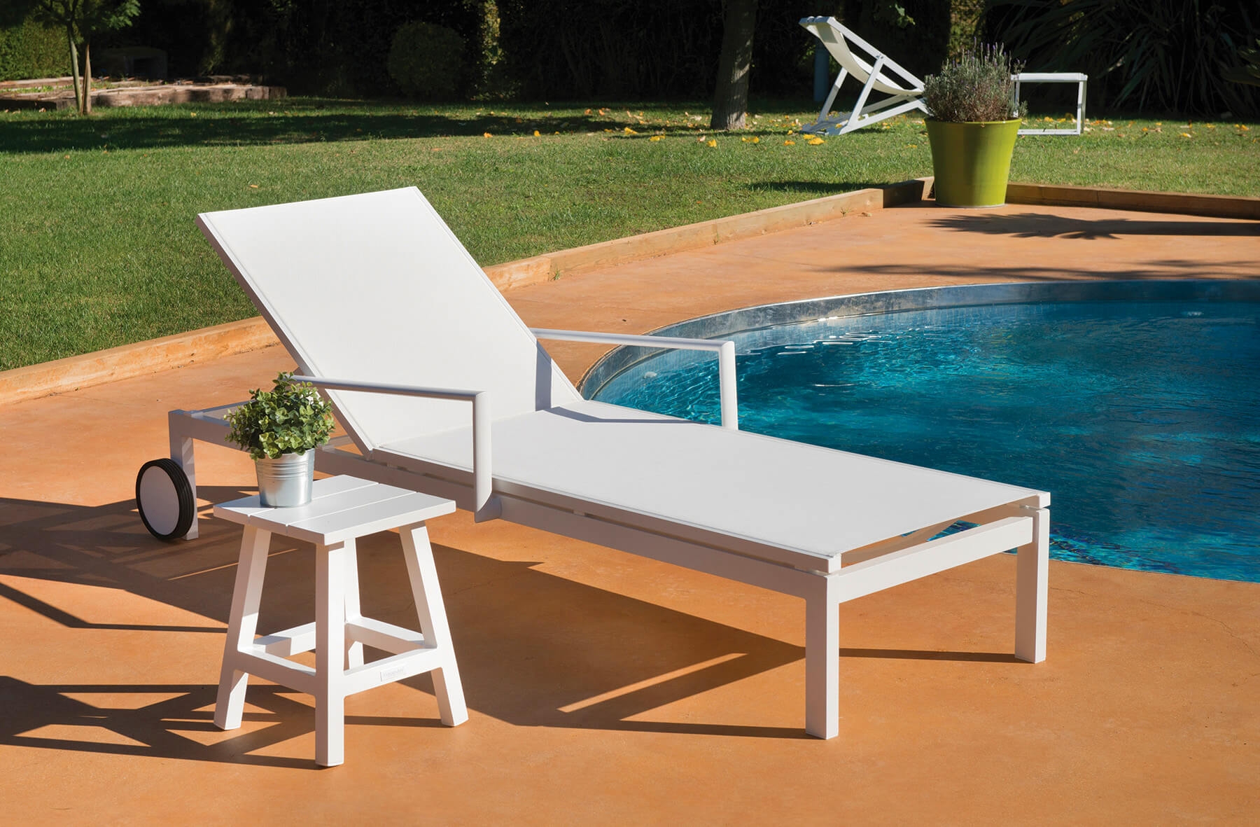 Transat avec accoudoirs et roulettes blanc à Nice