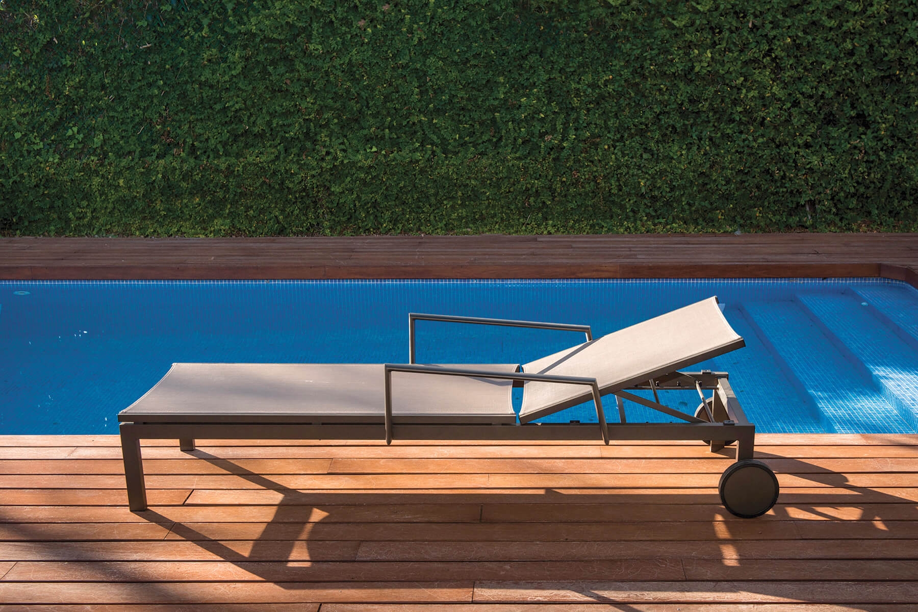 Bain de soleil avec accoudoirs et roulettes réglable à Cannes