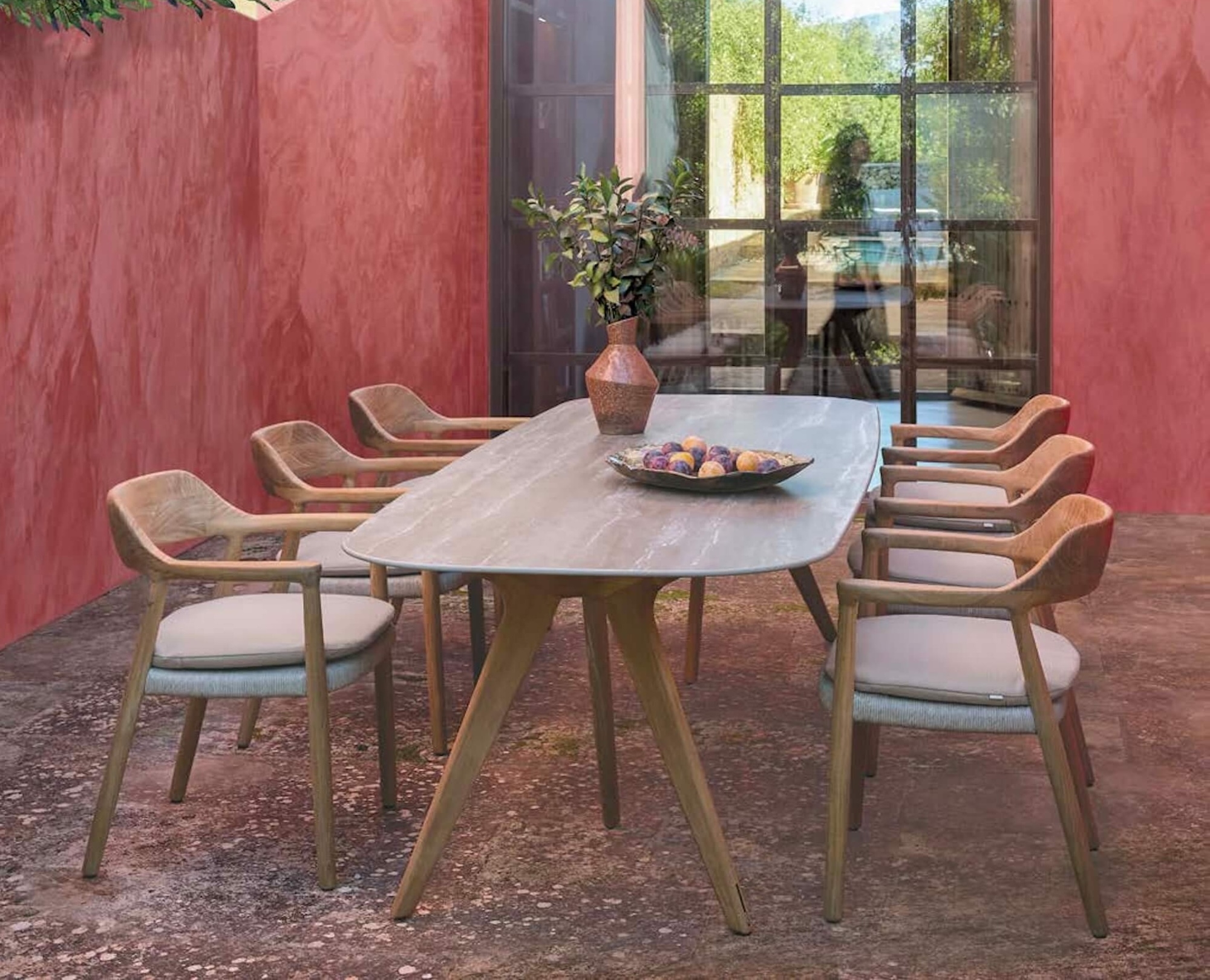 Chaise de repas avec accoudoir en bois teck et coussin très confortable de la collection Yiko par Manutti à Antibes  