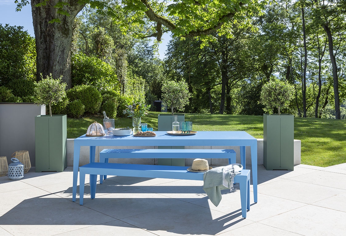 Ensemble de repas bancs et table de la collection Zef par Matière Grise à Cannes