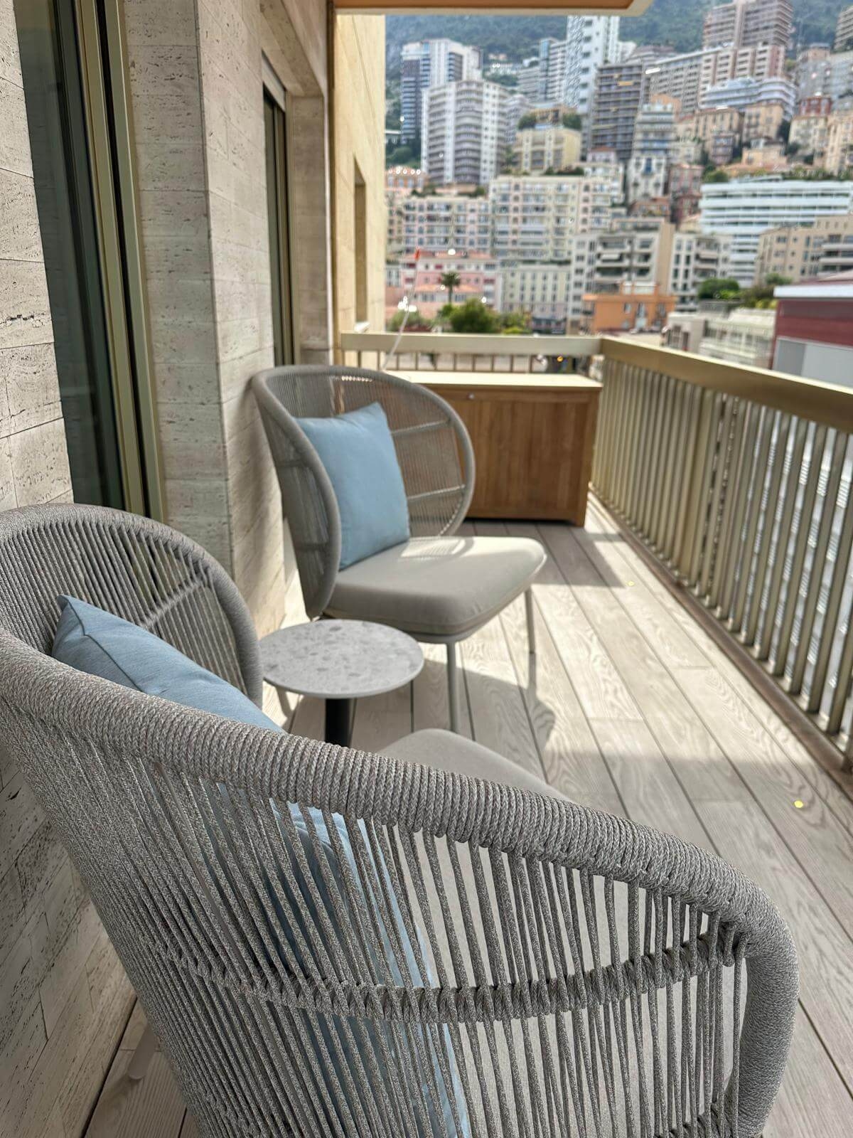 Fauteuil lounge en corde avec vue sur la mer collection KODO à Monaco