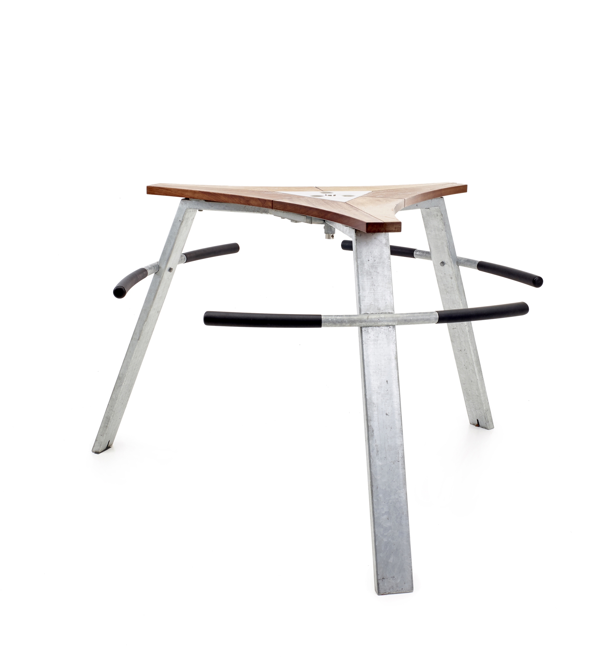 Table haute mange debout Abachus en acier galvanisé et  bois dur Iroko par Extremis à Nice