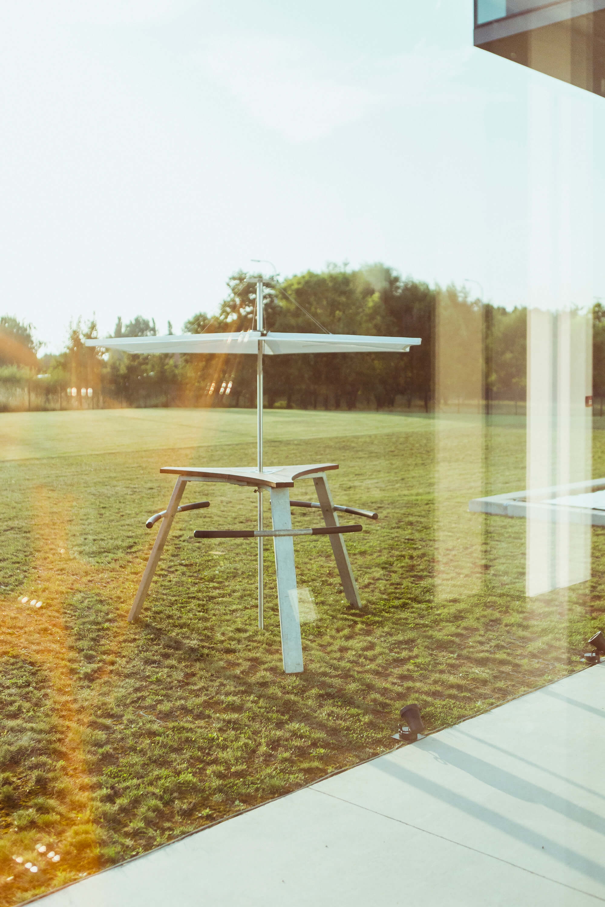 Table mange debout avec bras pour l'assise de la collection Abachus par Extremis à Nice