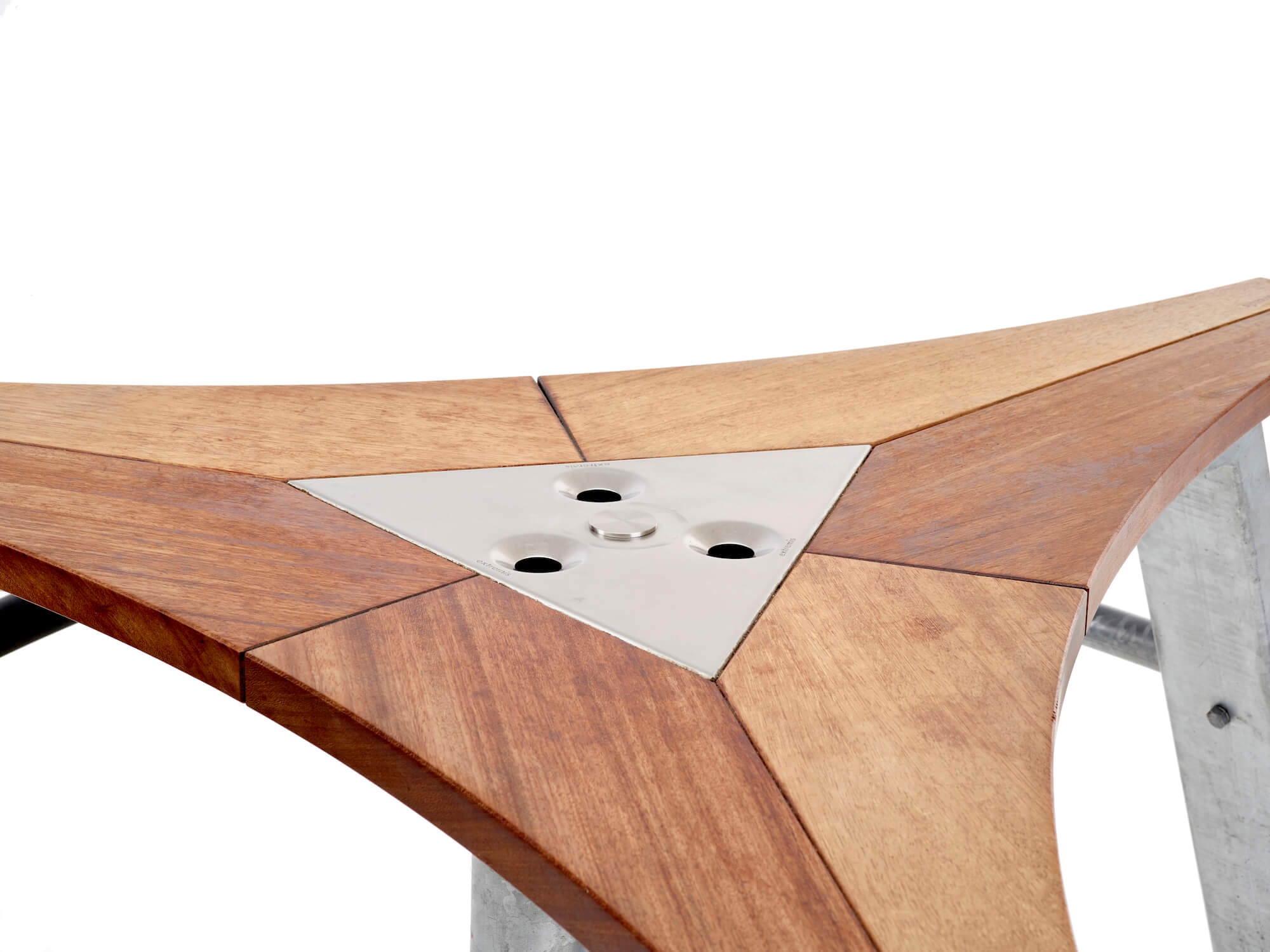 Zoom cendrier en acier galvanisé et plateau en bois Iroko, table Abachus par Extremis à Nice