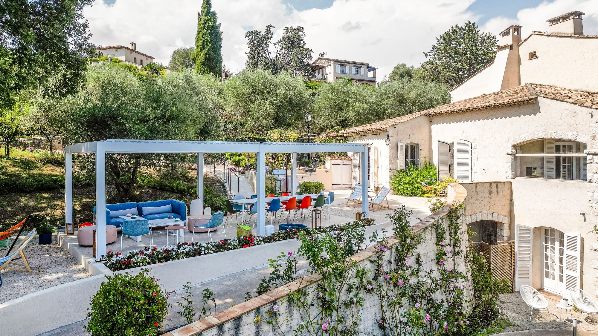 Aménagement extérieur complet maison avec pergola sur la Côte d'Azur