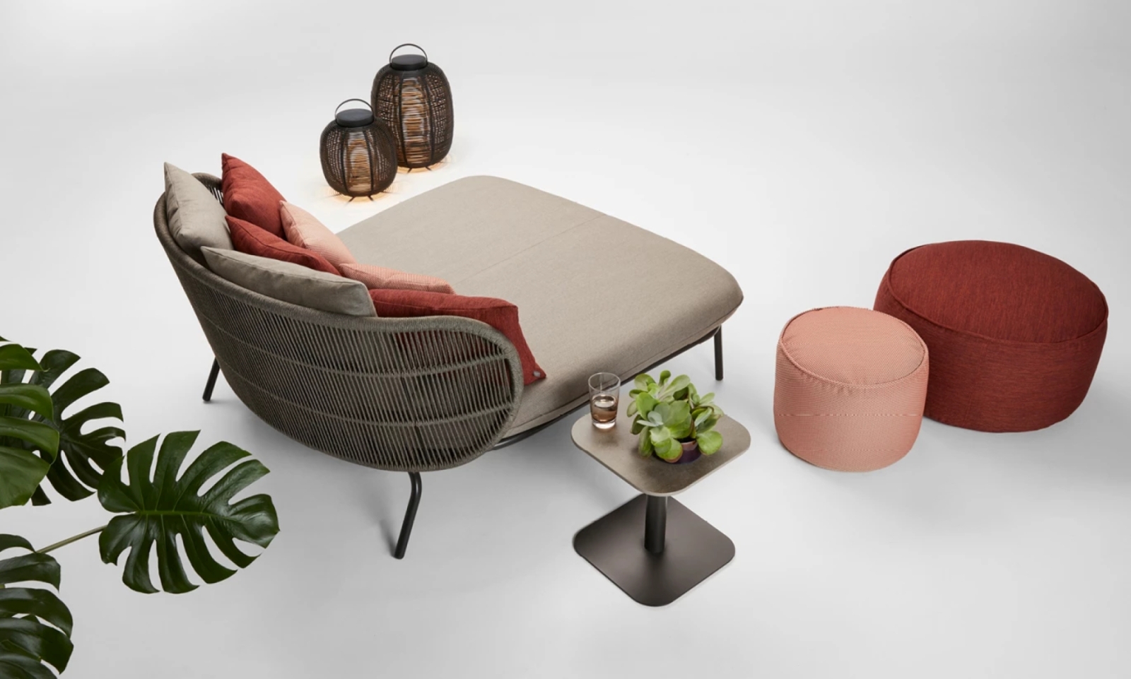Daybed généreux, avec dossier en cordes, coussins confortables et silhouette accueillante, collection Kodo par Vincent Sheppard