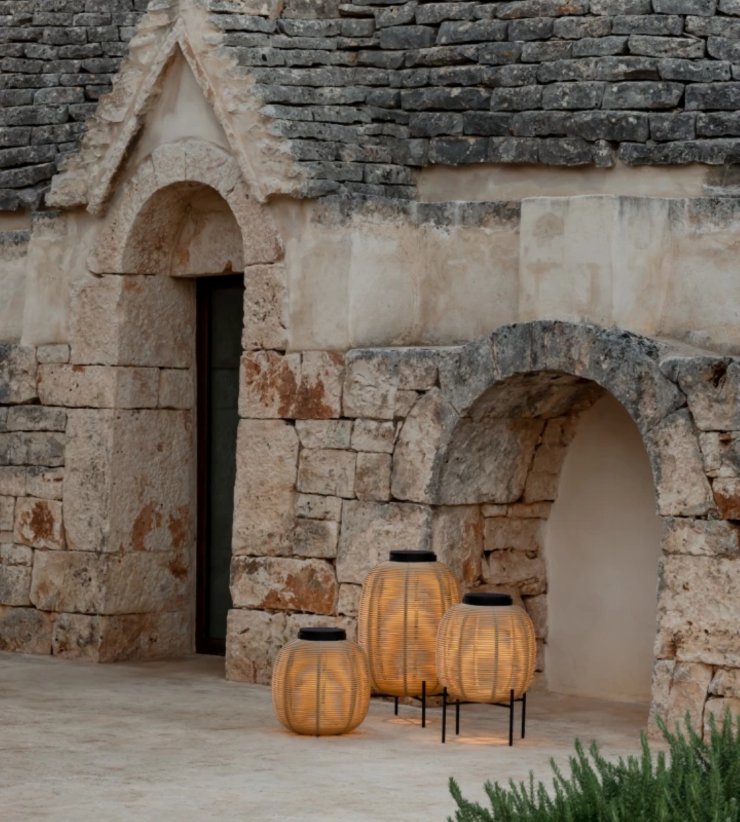 Petite lanterne solaire en osier avec base en acier ou en teck, collection Tika par Vincent Sheppard