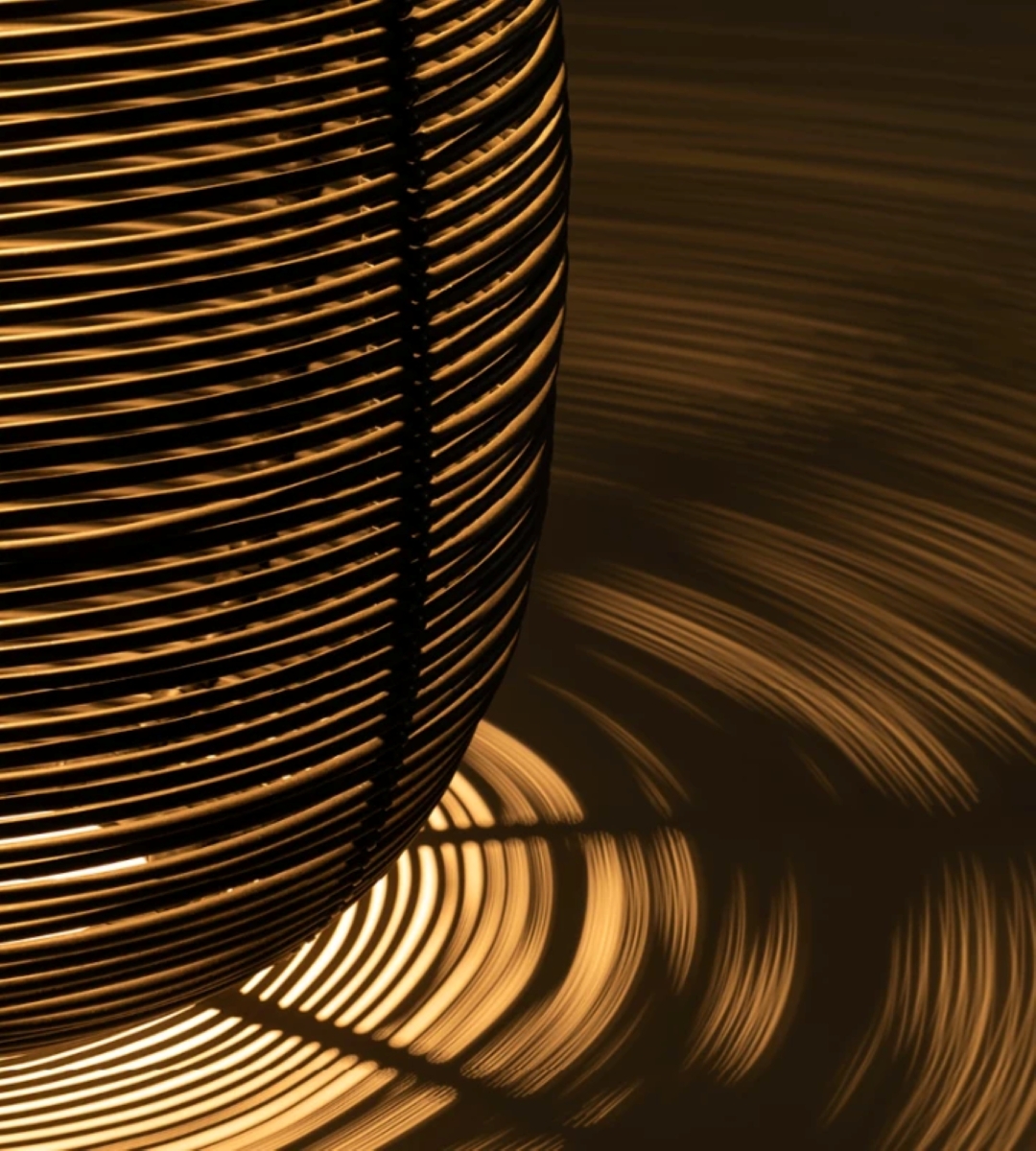 Petite lanterne solaire en osier avec base en acier ou en teck, collection Tika par Vincent Sheppard