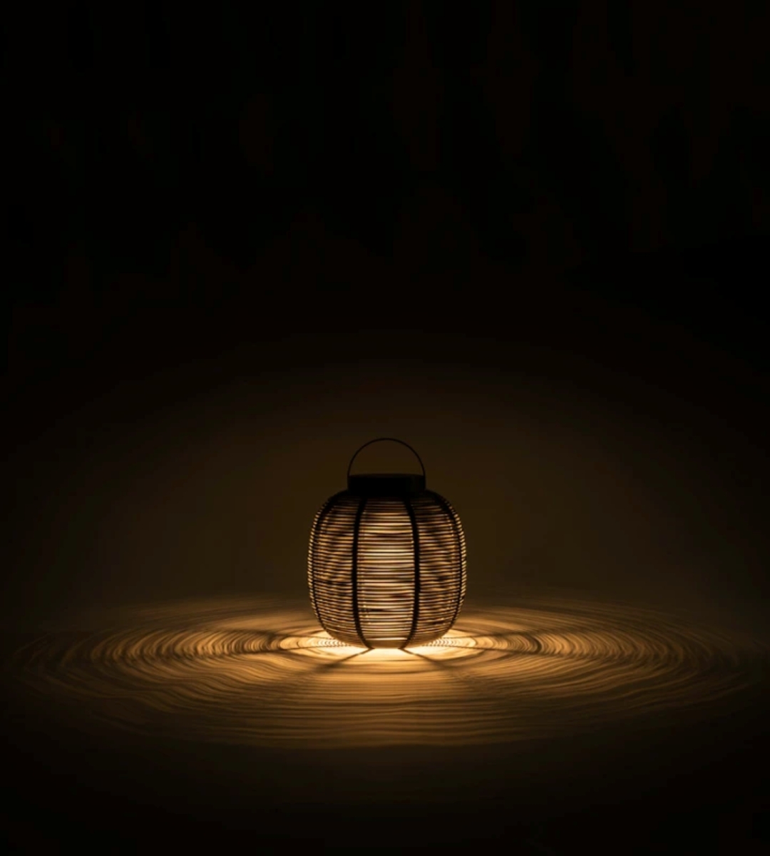 Petite lanterne solaire en osier avec base en acier ou en teck, collection Tika par Vincent Sheppard