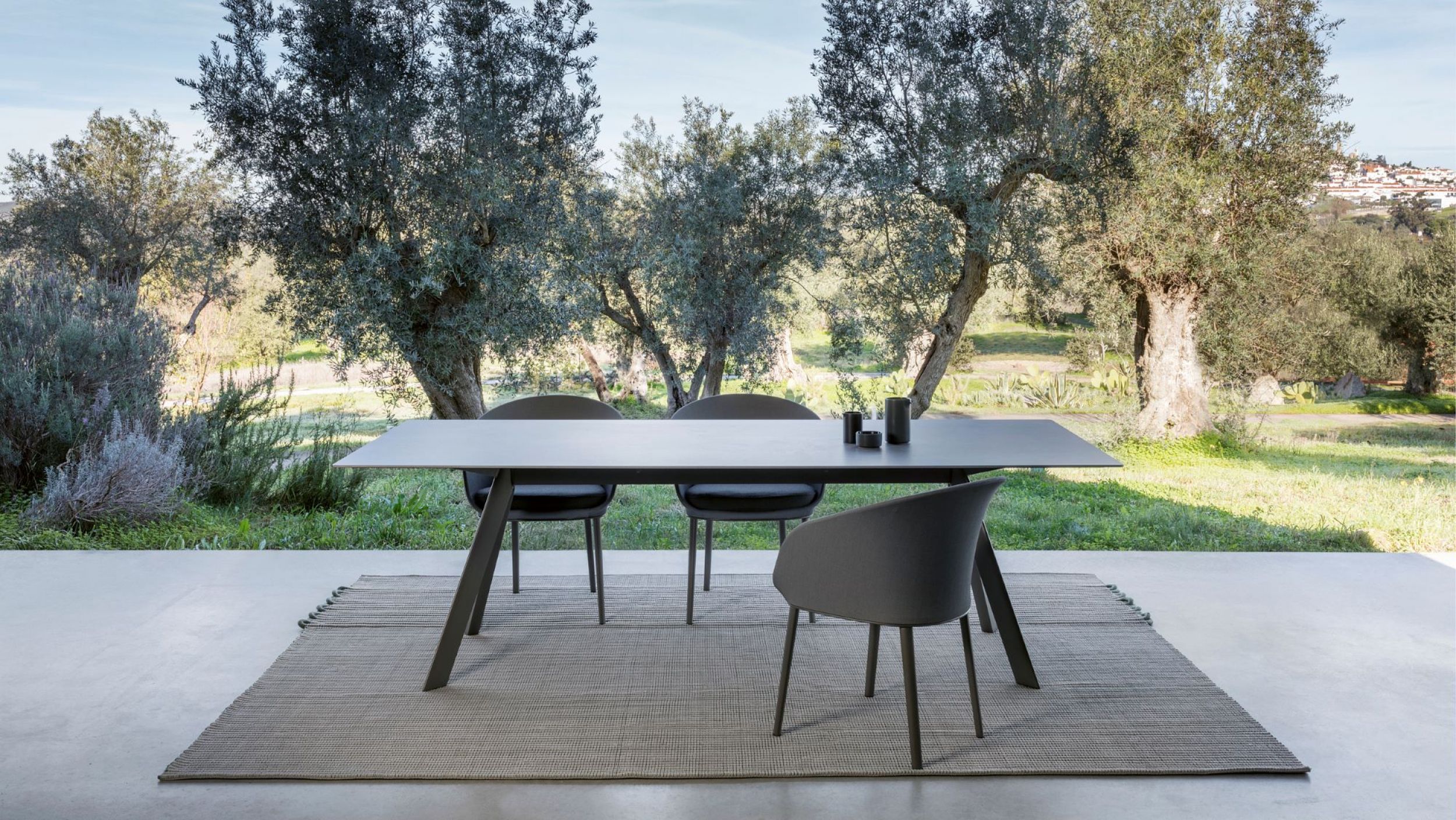 Table d'extérieur design avec pieds originaux collection Atrivm par Expormim à Cannes